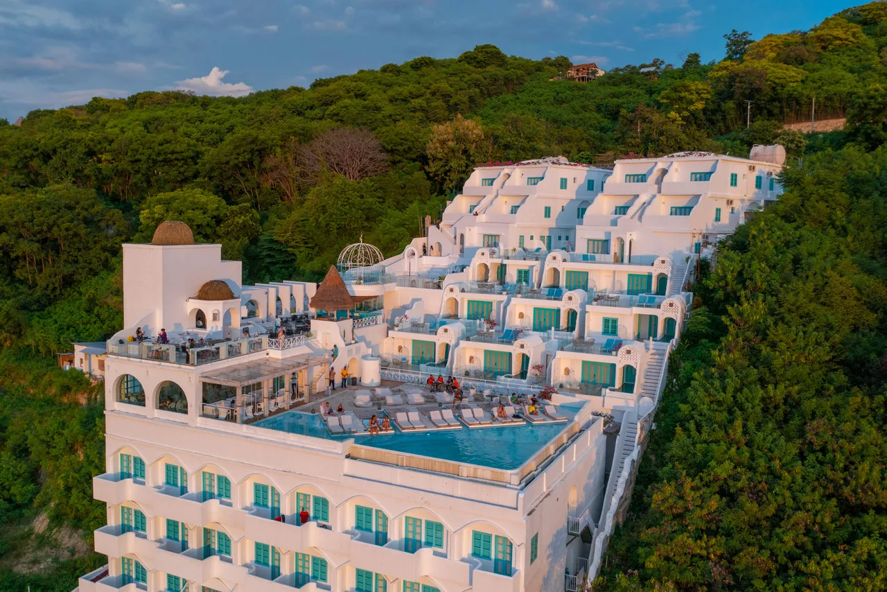 Loccal Collection Hotel Komodo — โรงแรมในลาบวนบาโจ