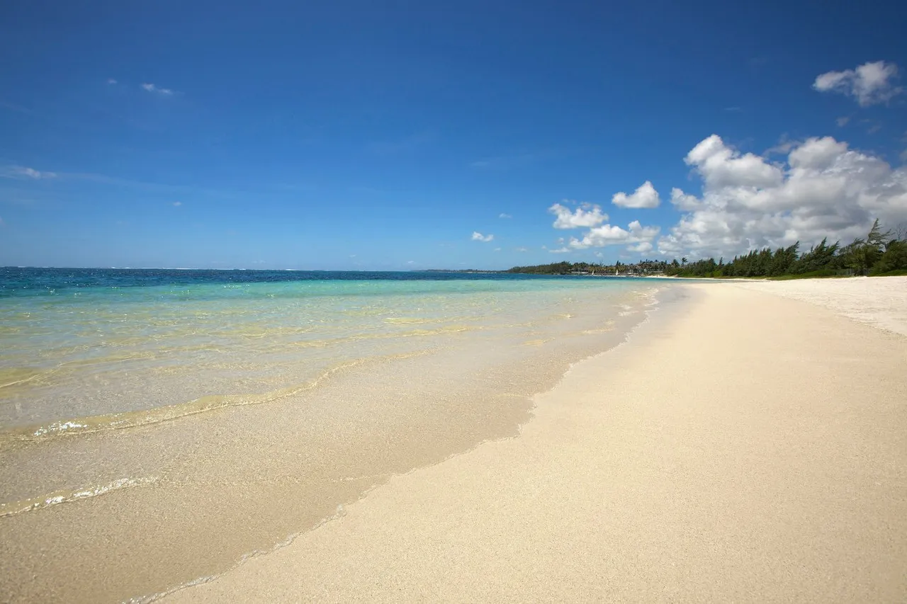Long Beach Mauritius — rooms and atmosphere
