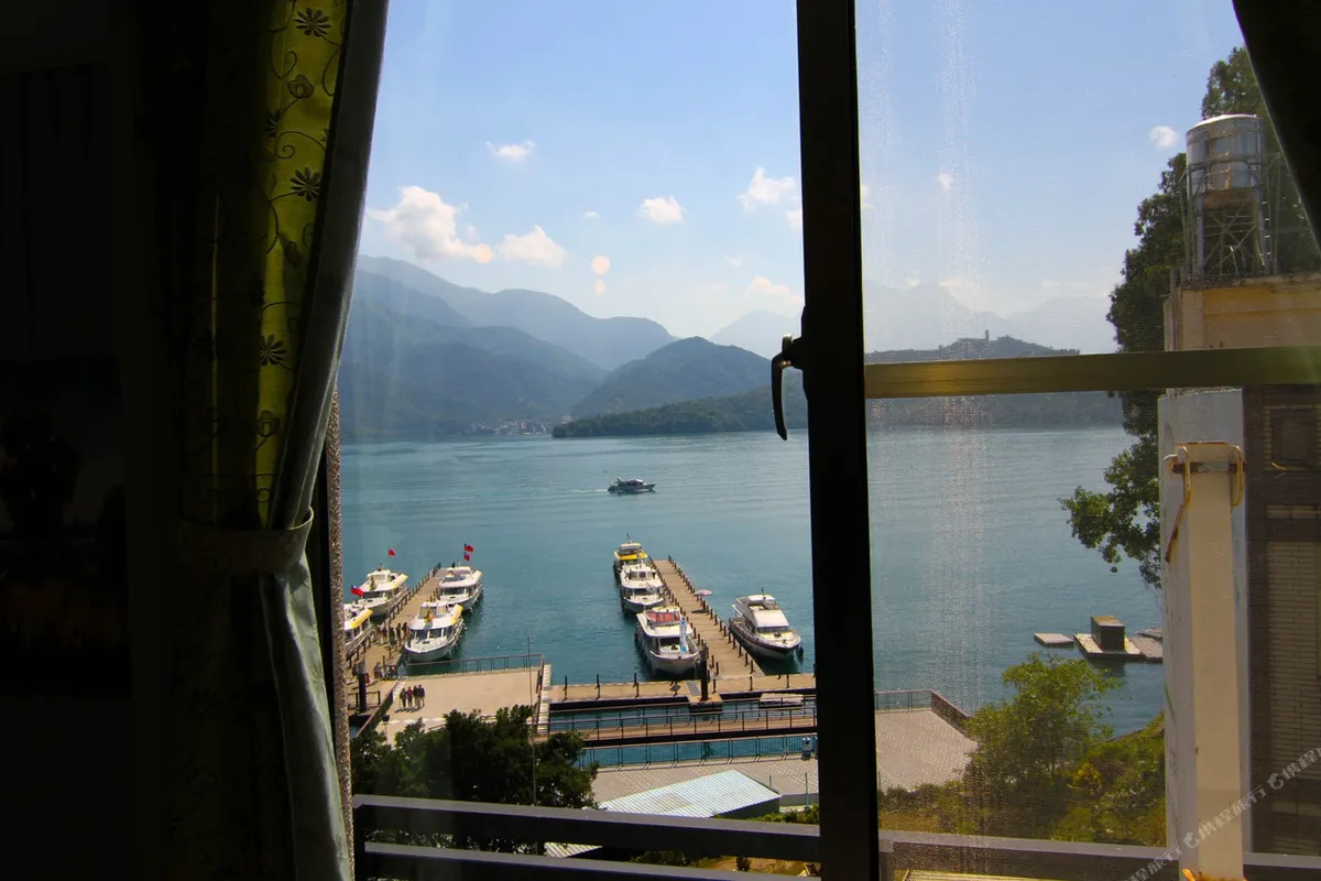 Love Home Lake Hotel — rooms and atmosphere
