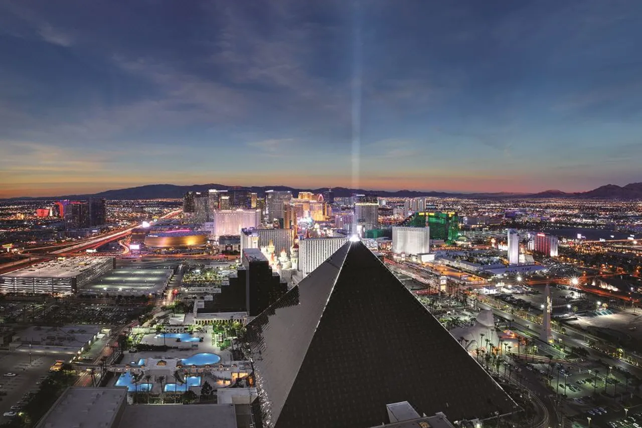 Luxor Hotel & Casino — โรงแรมในลาสเวกัส