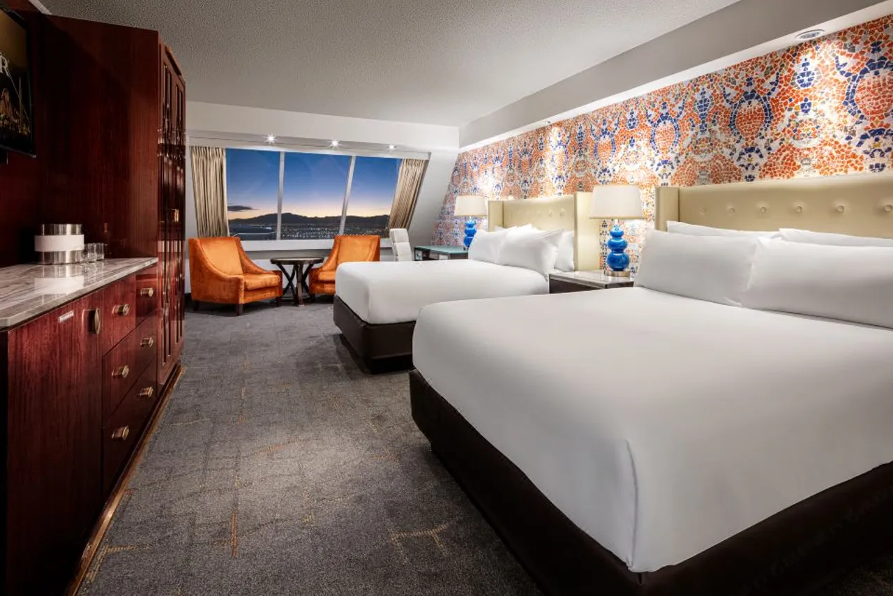 Luxor Hotel & Casino — rooms and atmosphere