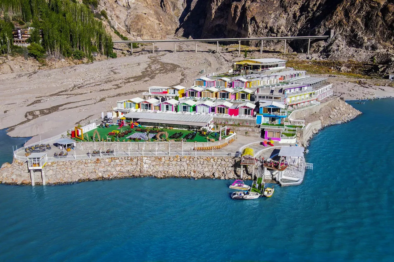 Luxus Hunza Attabad Lake Resort — ฮุนซา