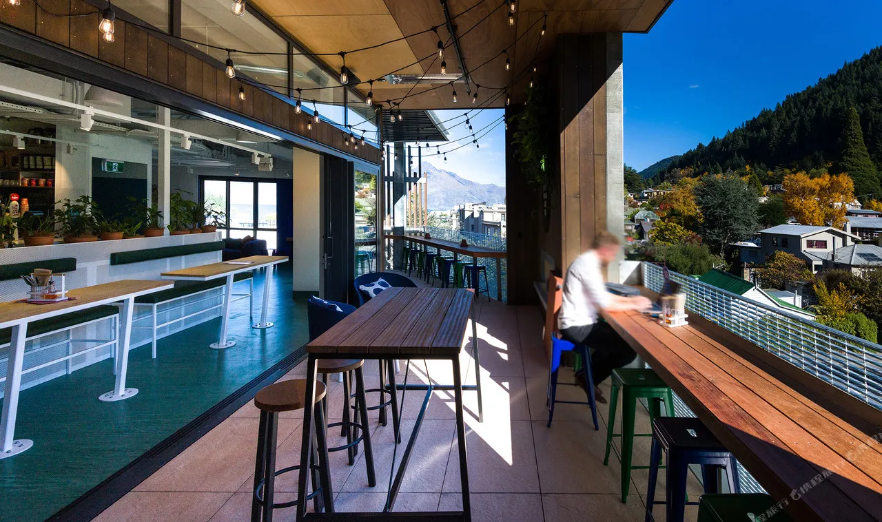 LyLo Queenstown (เดิม JUCY Snooze) — rooms and atmosphere
