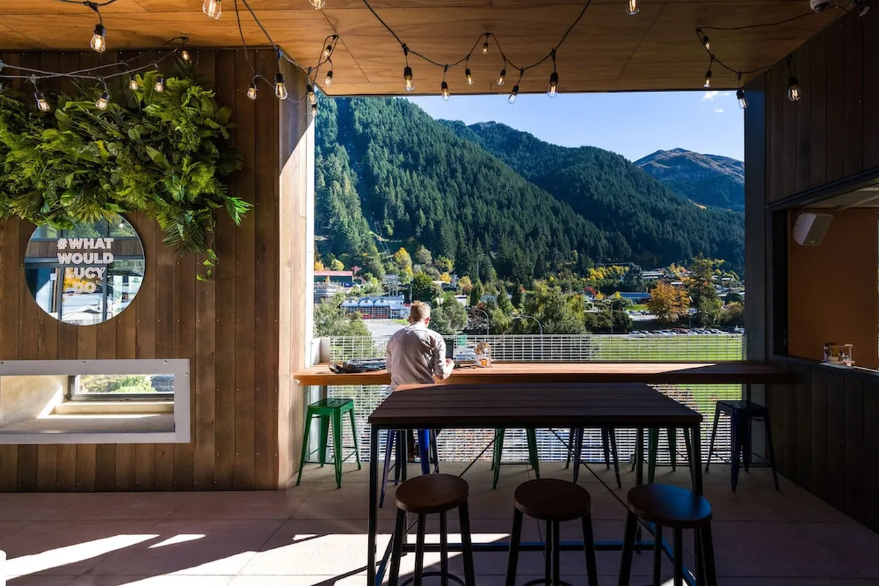 LyLo Queenstown (เดิม JUCY Snooze) — rooms and atmosphere