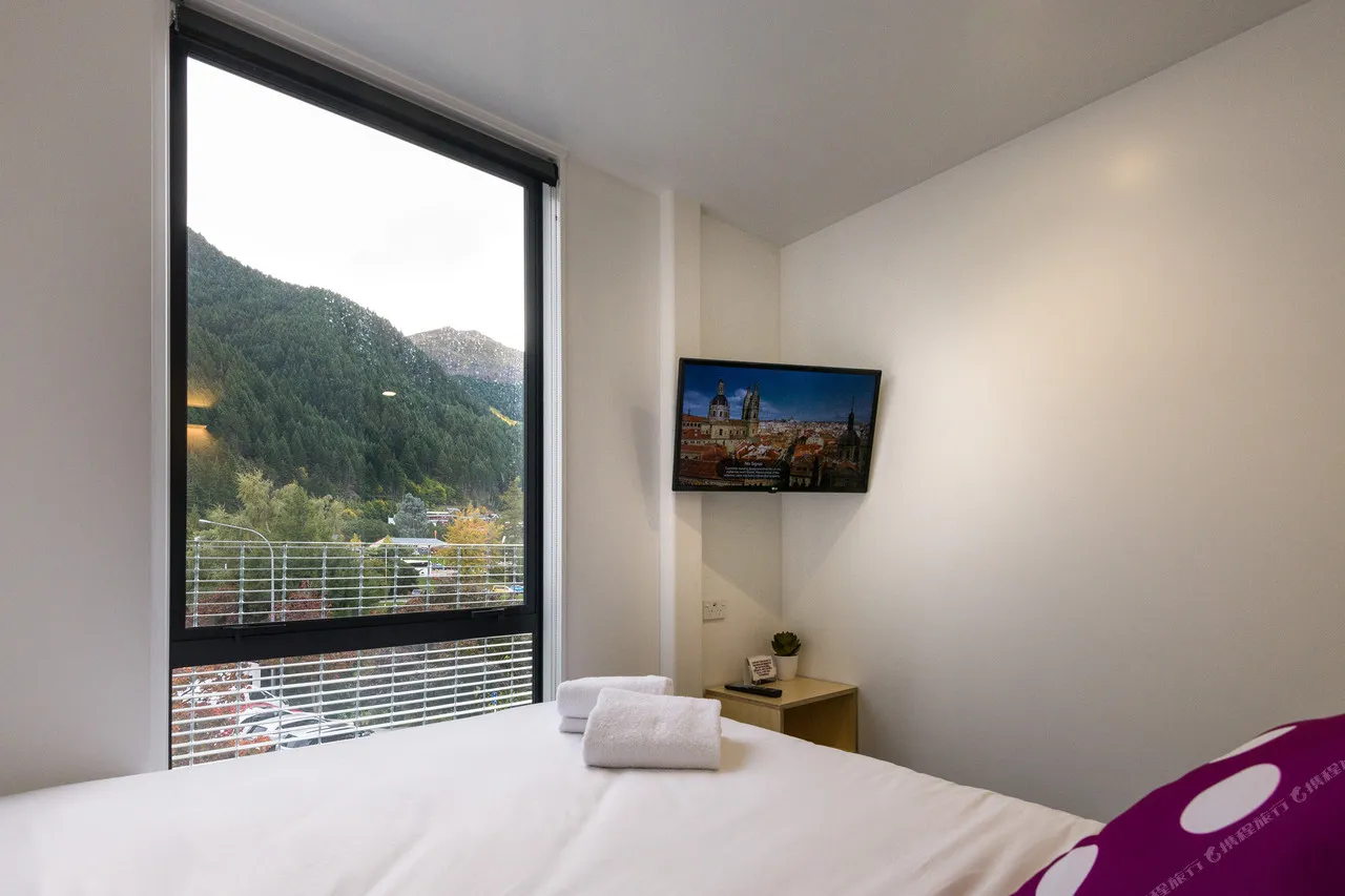 LyLo Queenstown (เดิม JUCY Snooze) — rooms and atmosphere
