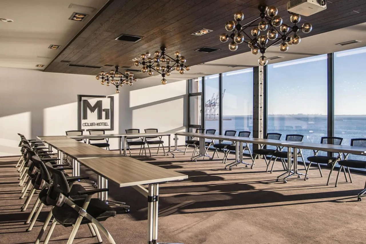 M1 Club Hotel — ภาพห้องพักและบรรยากาศ