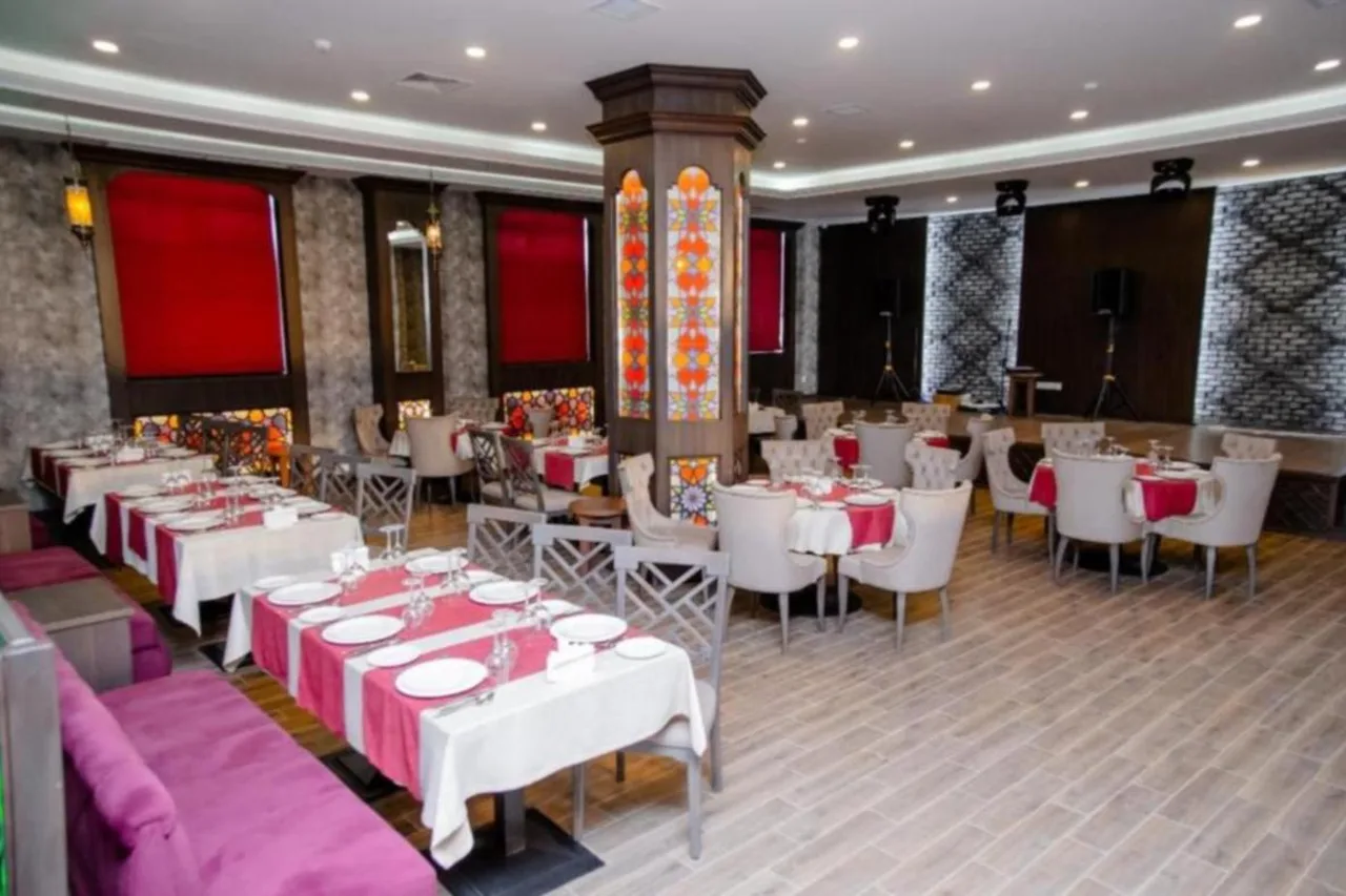 Macara Sheki City Hotel — ภาพห้องพักและบรรยากาศ