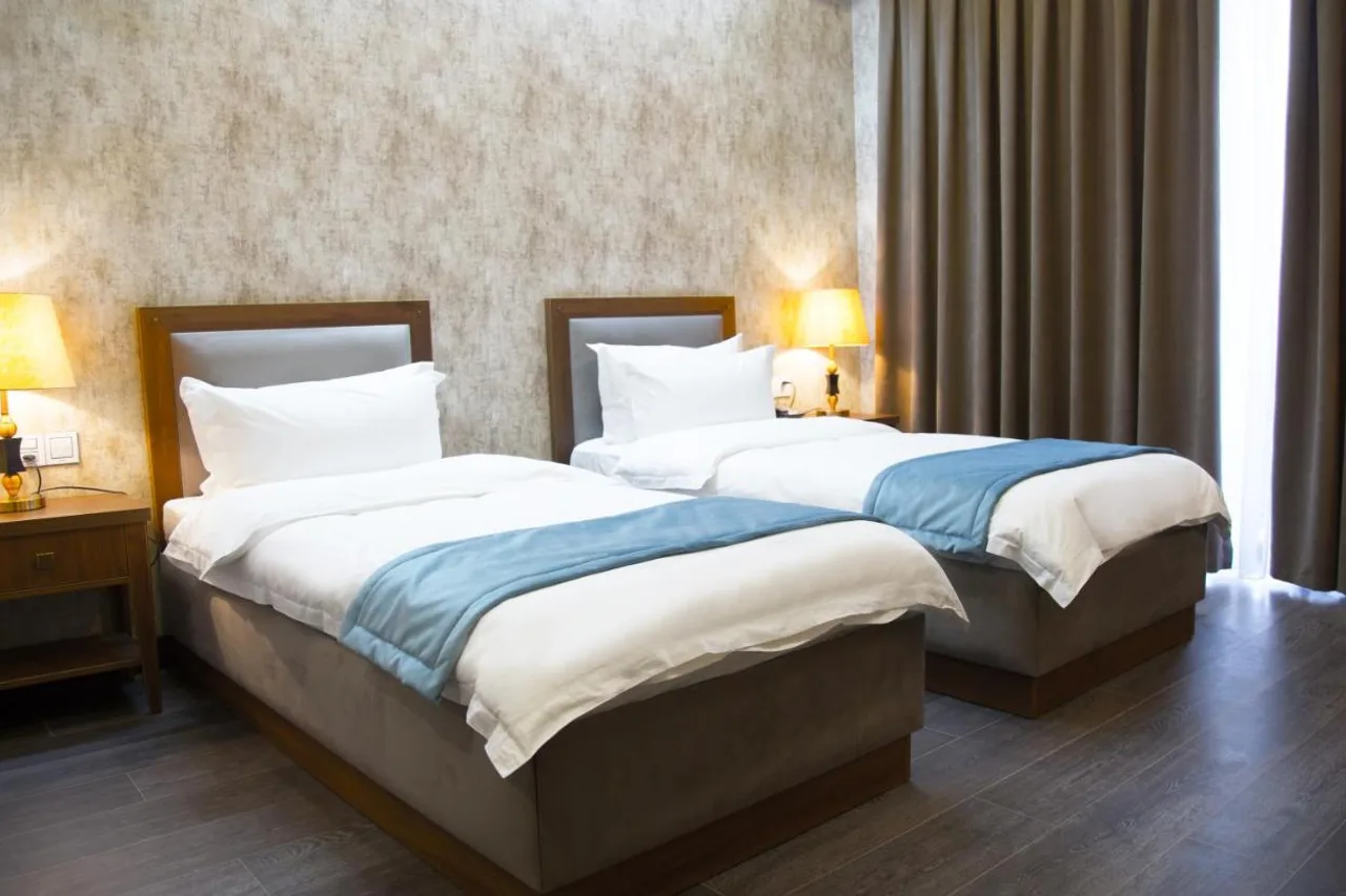 Macara Sheki City Hotel — ภาพห้องพักและบรรยากาศ