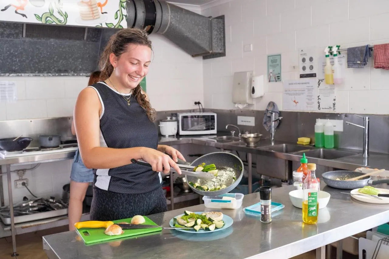 Mad Monkey Backpackers Waterfront — rooms and atmosphere