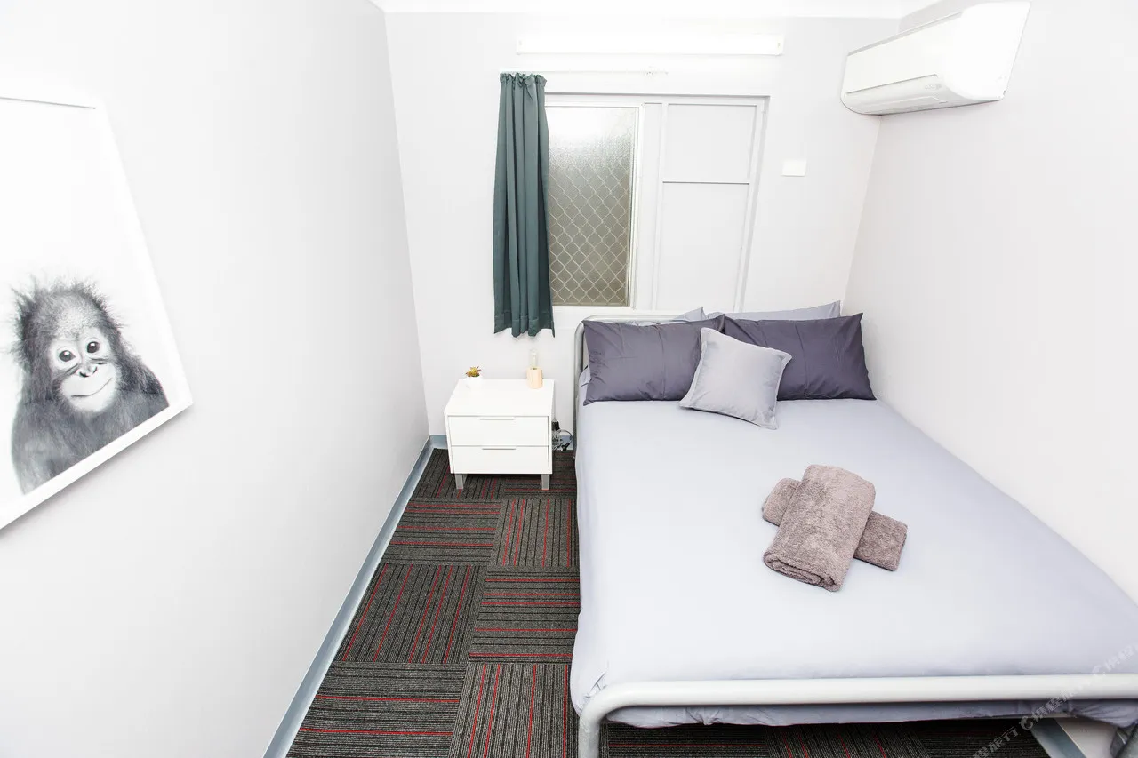 Mad Monkey Backpackers Waterfront — rooms and atmosphere