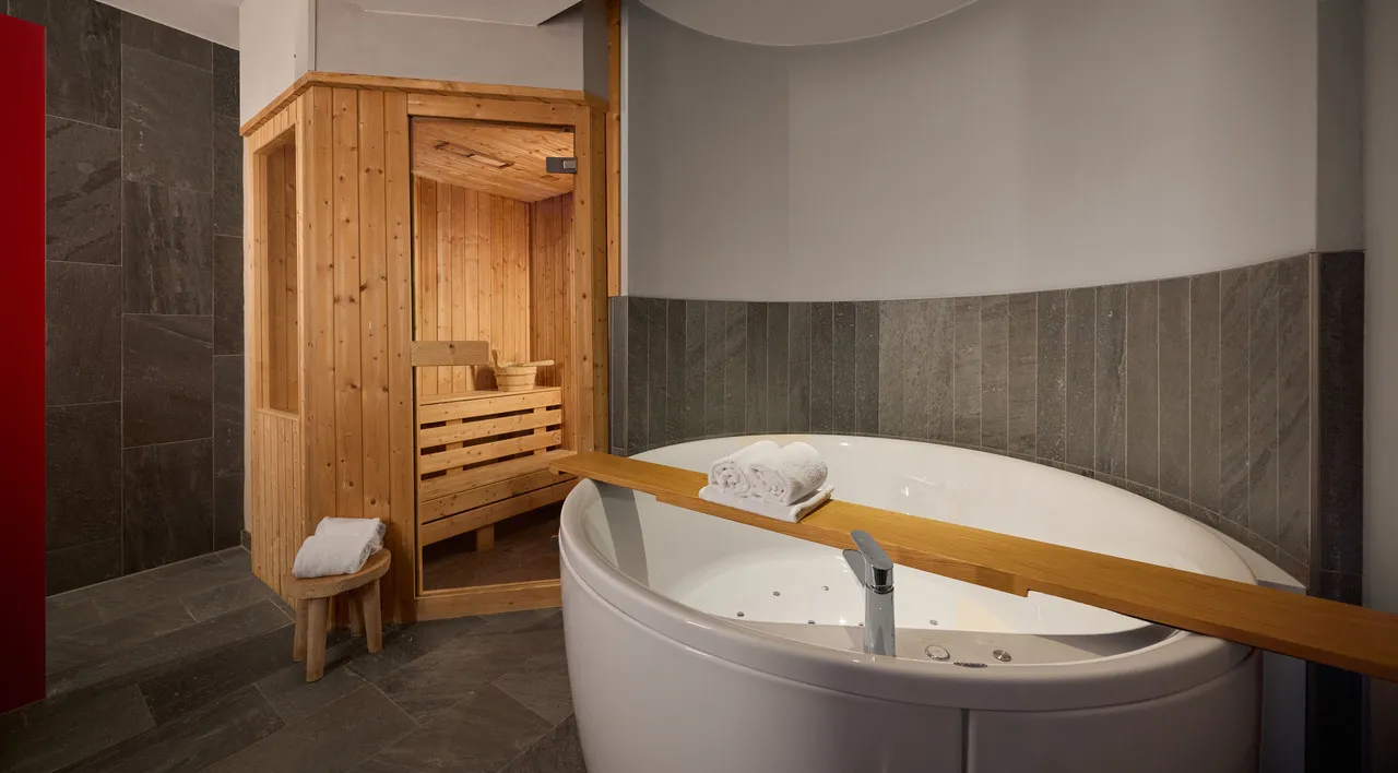 Mainport Design Hotel — rooms and atmosphere