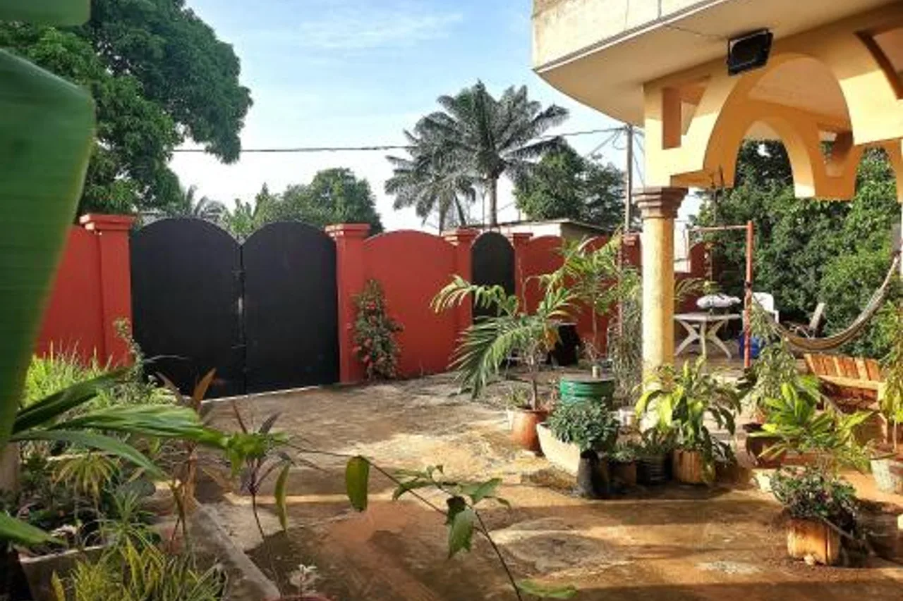 Maison Fleurie Ouidah — ภาพห้องพักและบรรยากาศ