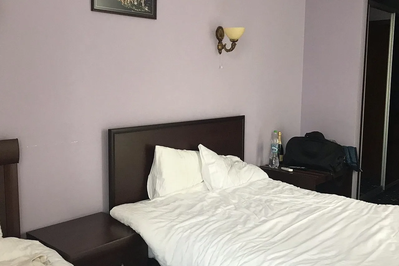 Manhattan Hotel & Restaurant — ภาพห้องพักและบรรยากาศ
