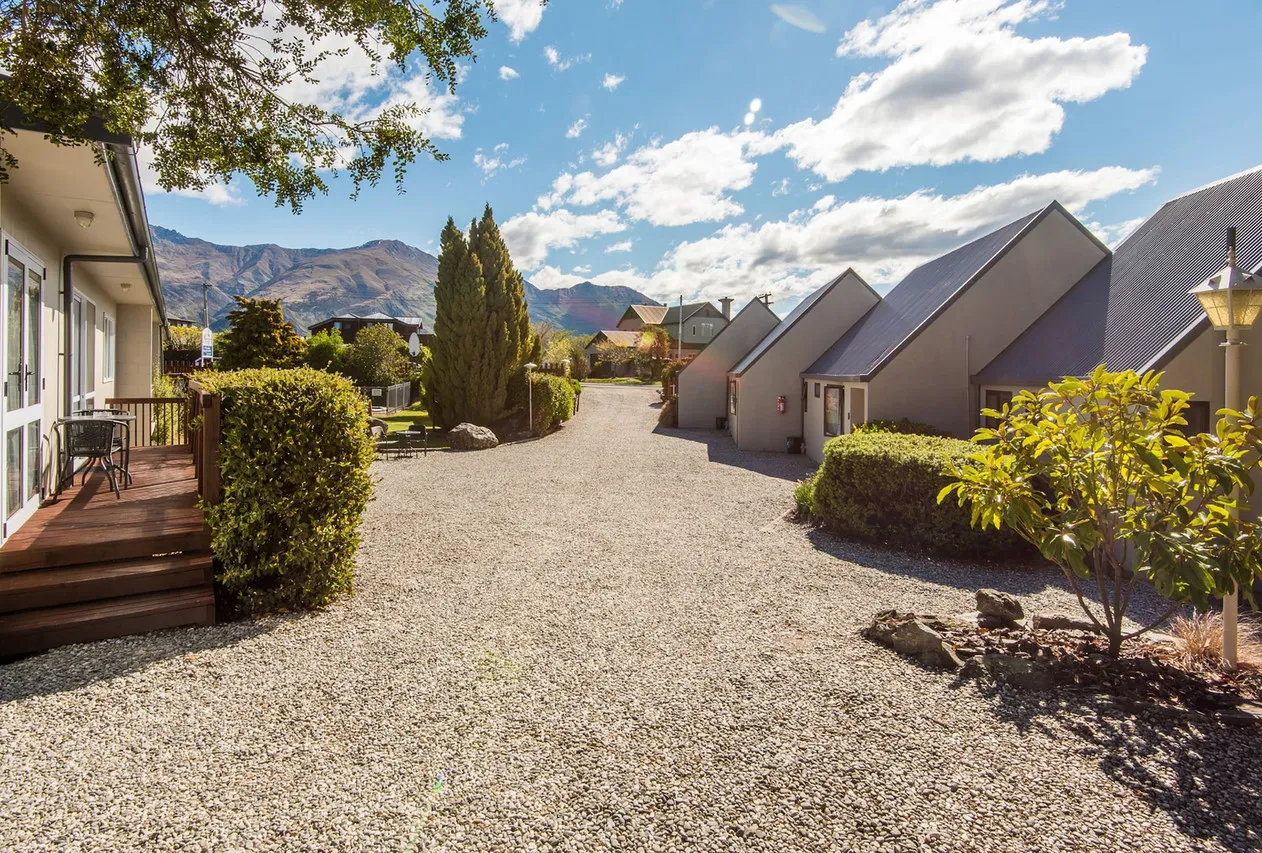 Manuka Crescent Motel Wanaka — rooms and atmosphere