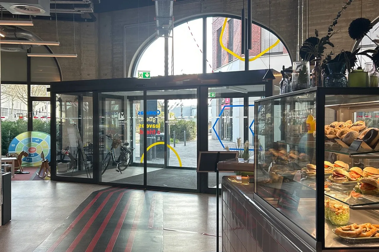 MEININGER Hotel Köln West — ภาพห้องพักและบรรยากาศ
