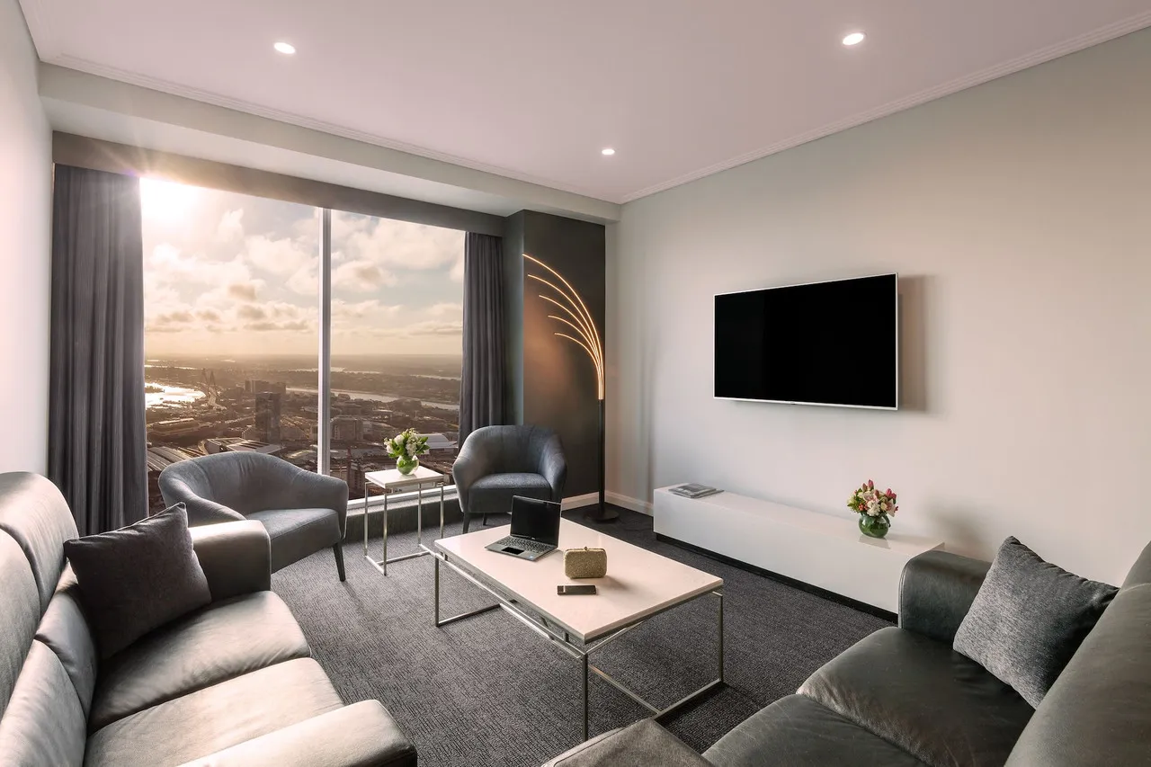 Meriton Suites World Tower — rooms and atmosphere