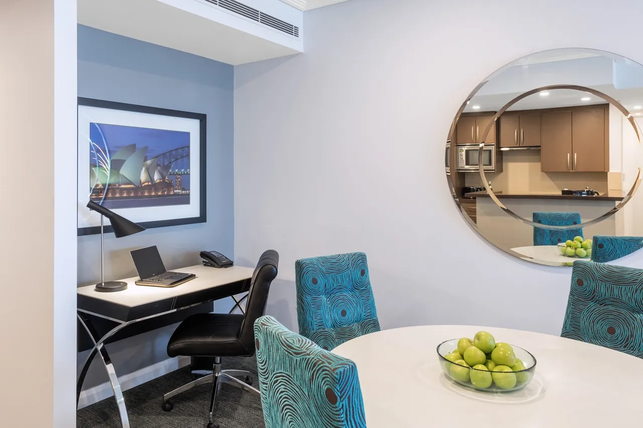 Meriton Suites World Tower — rooms and atmosphere