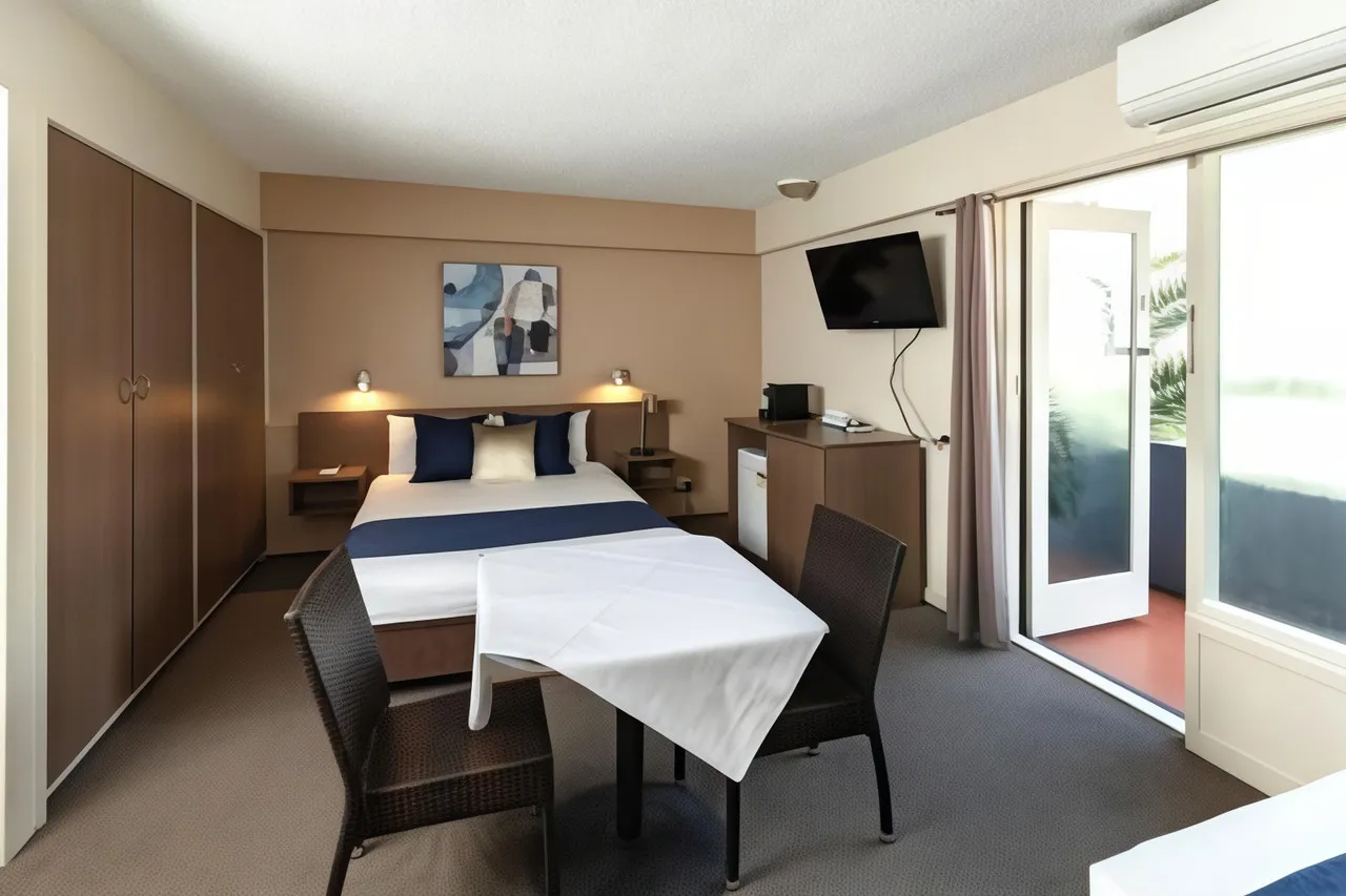 Metropolitan Motor Inn — rooms and atmosphere