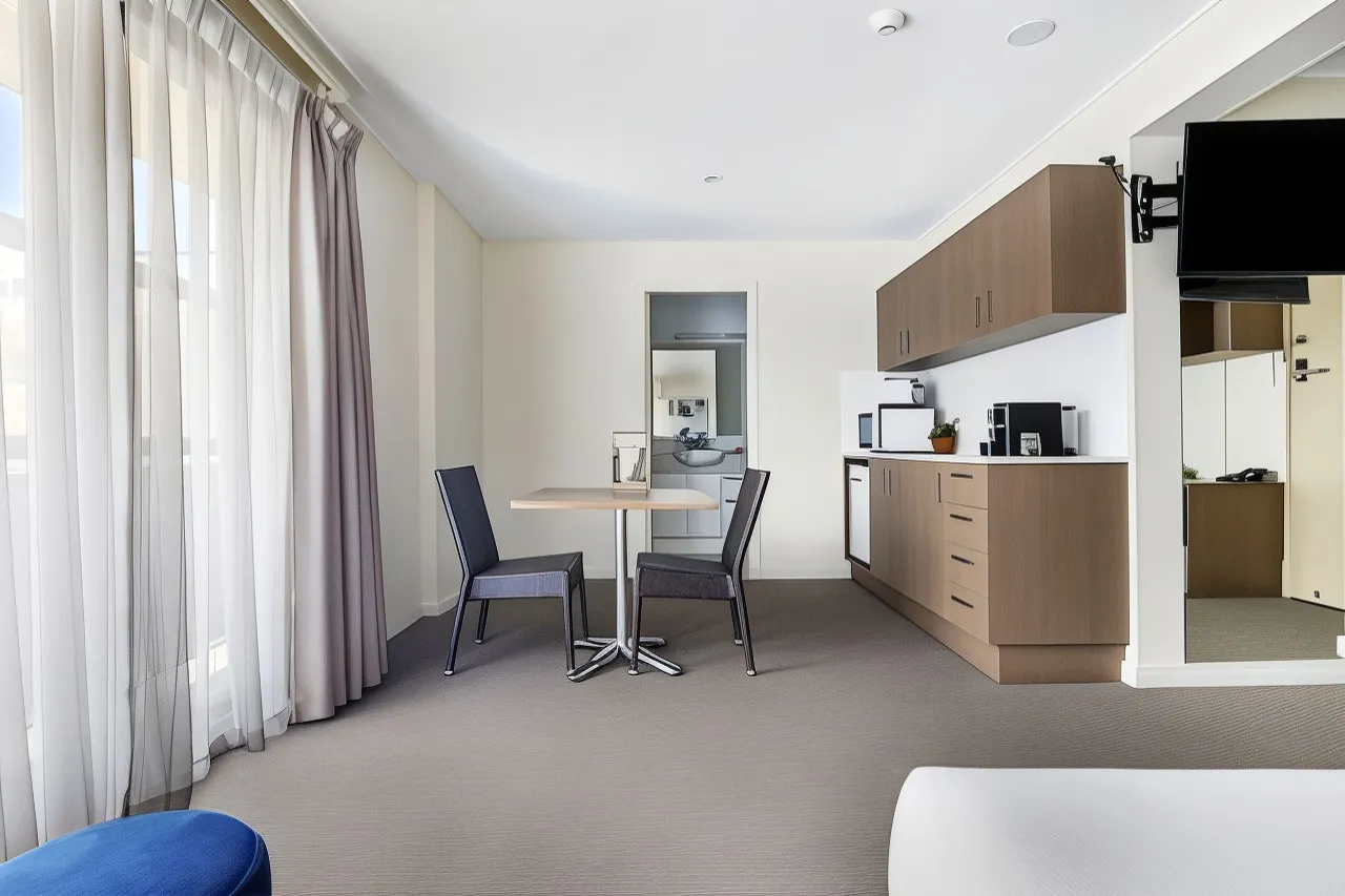 Metropolitan Motor Inn — rooms and atmosphere