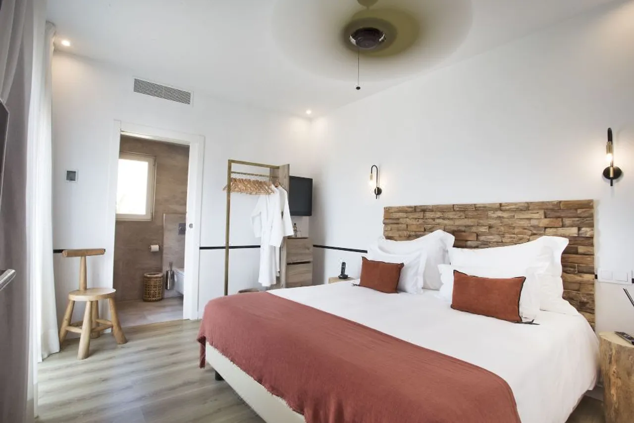 Mikasa Ibiza Boutique Hotel — rooms and atmosphere