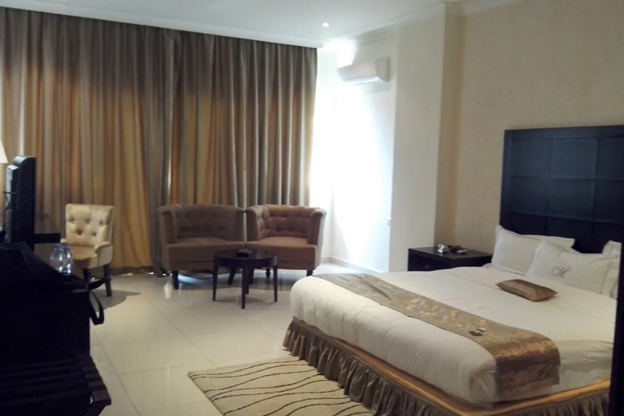 Mikhael's Hotel & Residence — ภาพห้องพักและบรรยากาศ