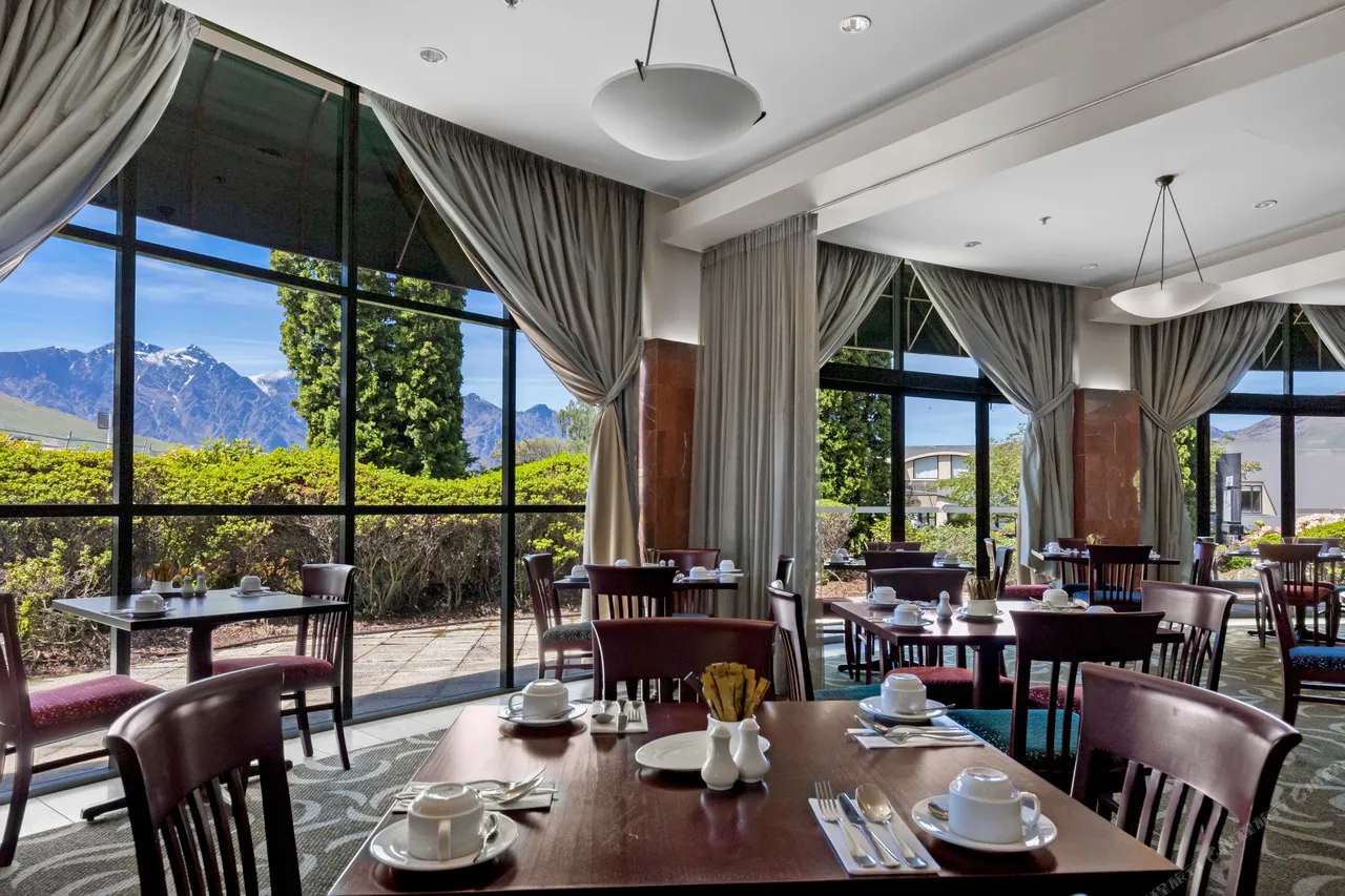Millennium Hotel Queenstown — rooms and atmosphere