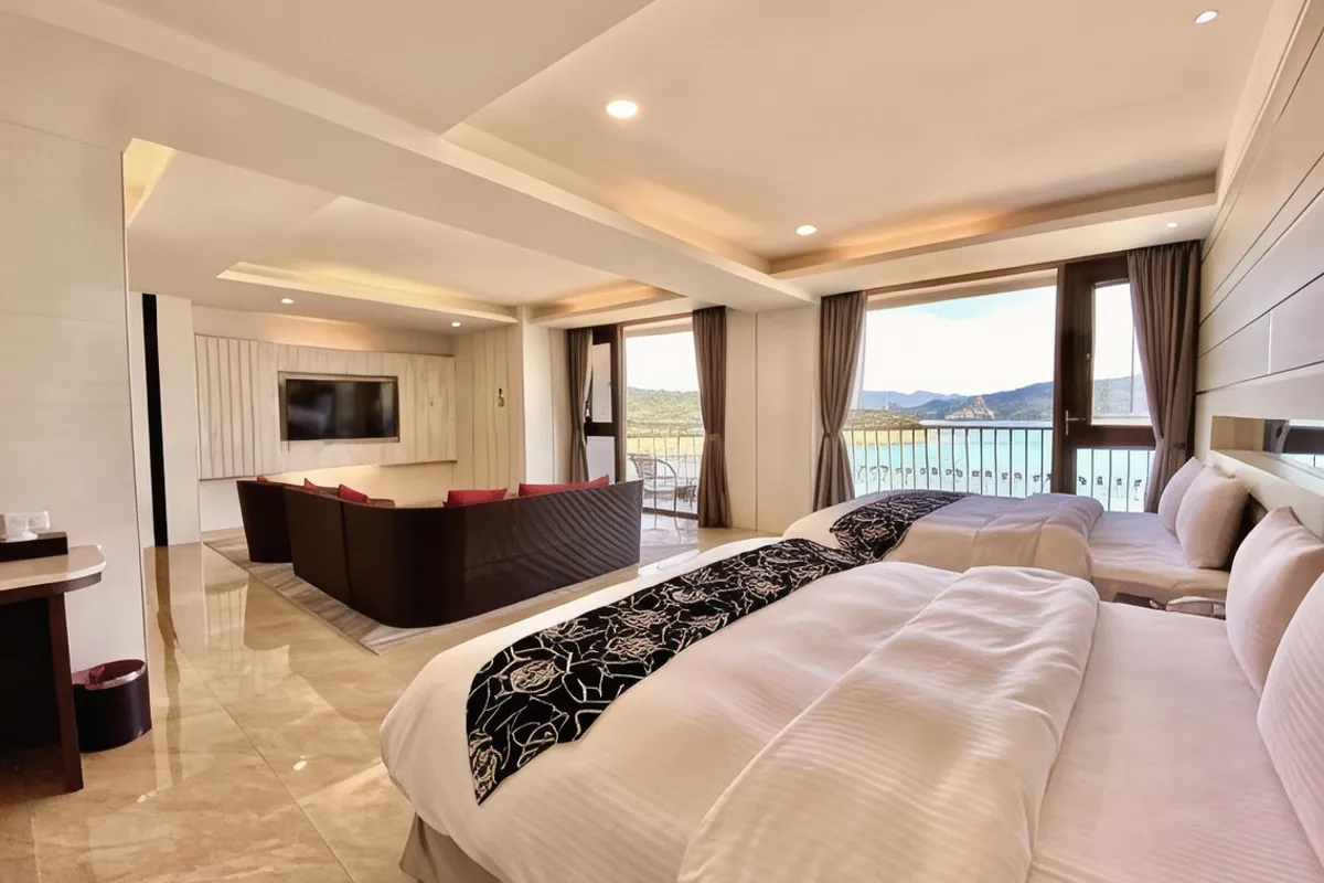 Ming Yue Hu Hotel — rooms and atmosphere