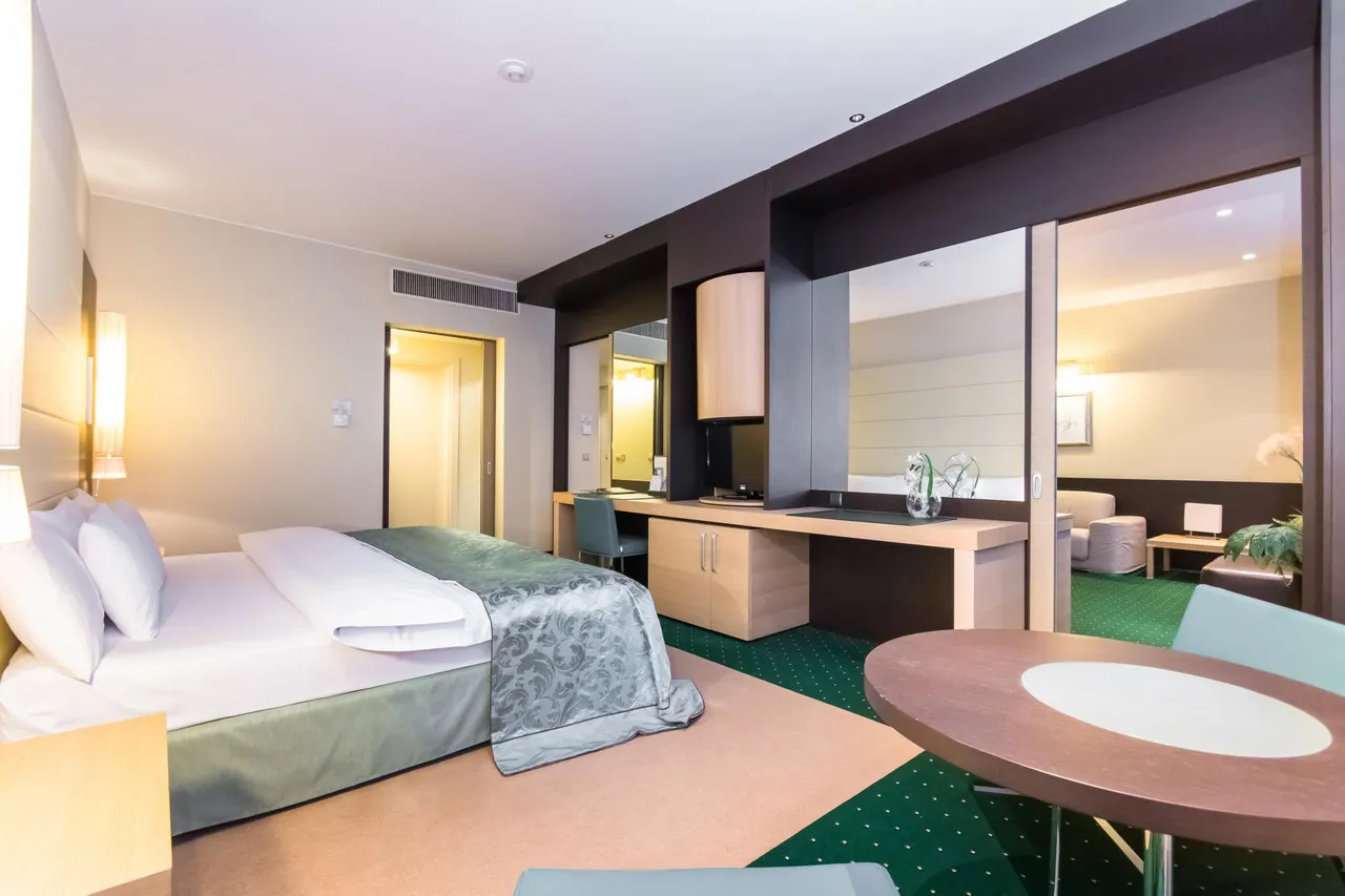 Mirage Hotel — rooms and atmosphere