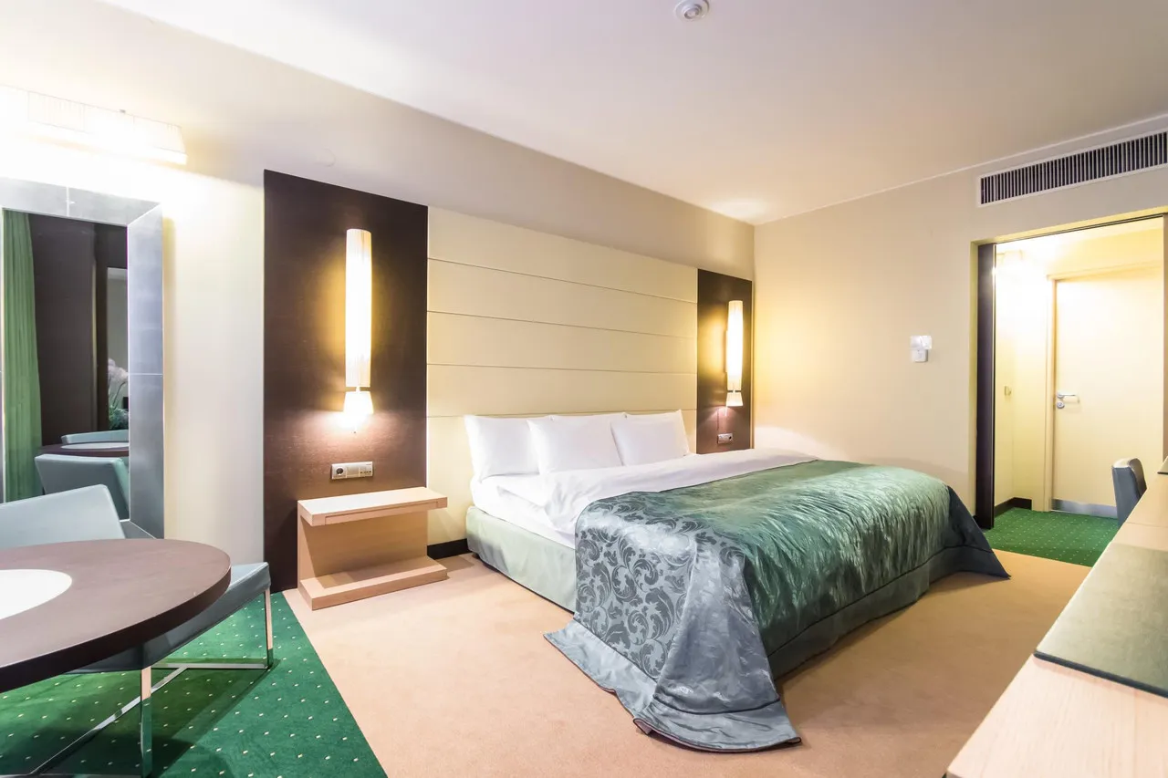 Mirage Hotel — rooms and atmosphere