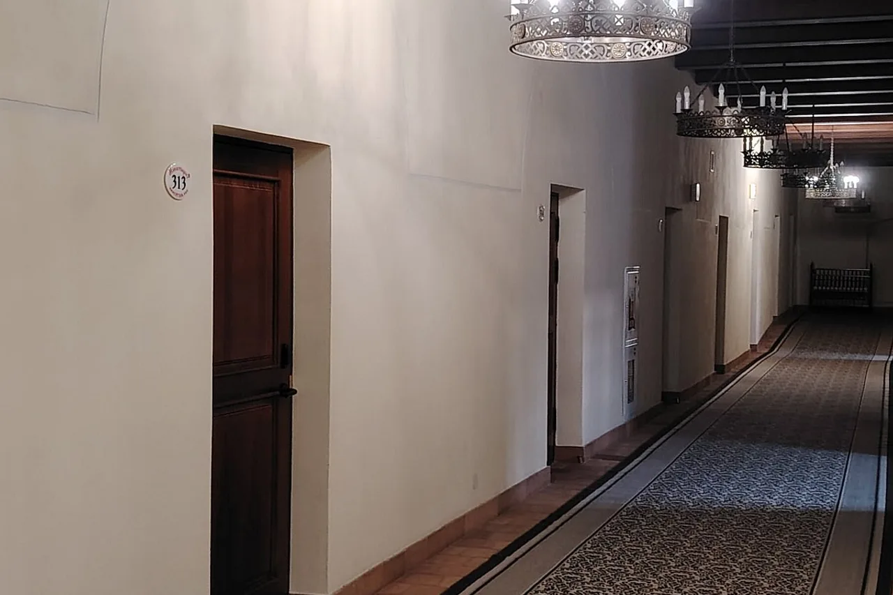 Monastyrski Hotel — ภาพห้องพักและบรรยากาศ