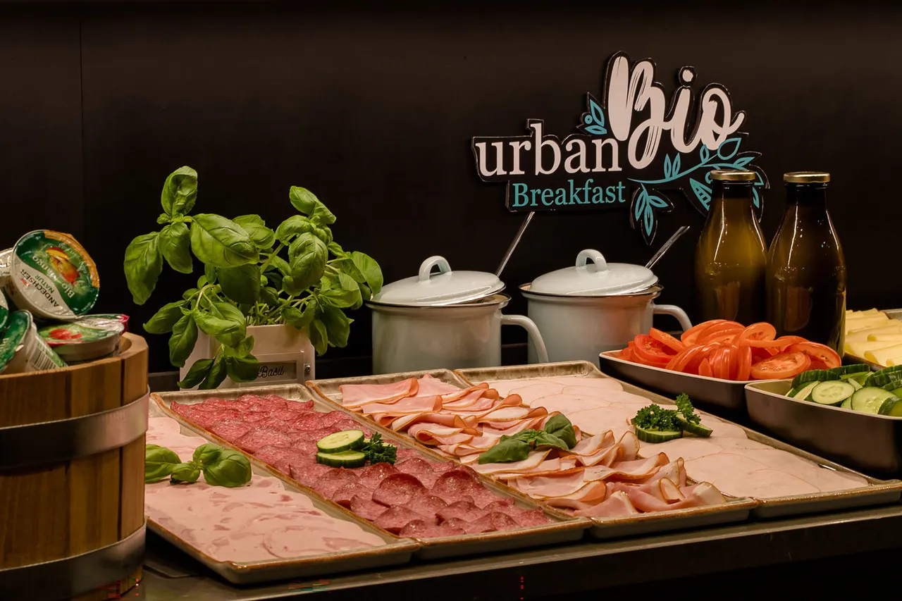 Motel One Amsterdam-Waterlooplein — rooms and atmosphere