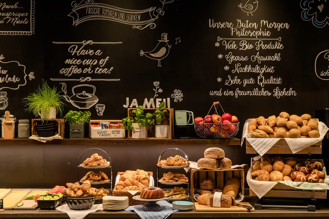 Motel One Amsterdam-Waterlooplein — rooms and atmosphere