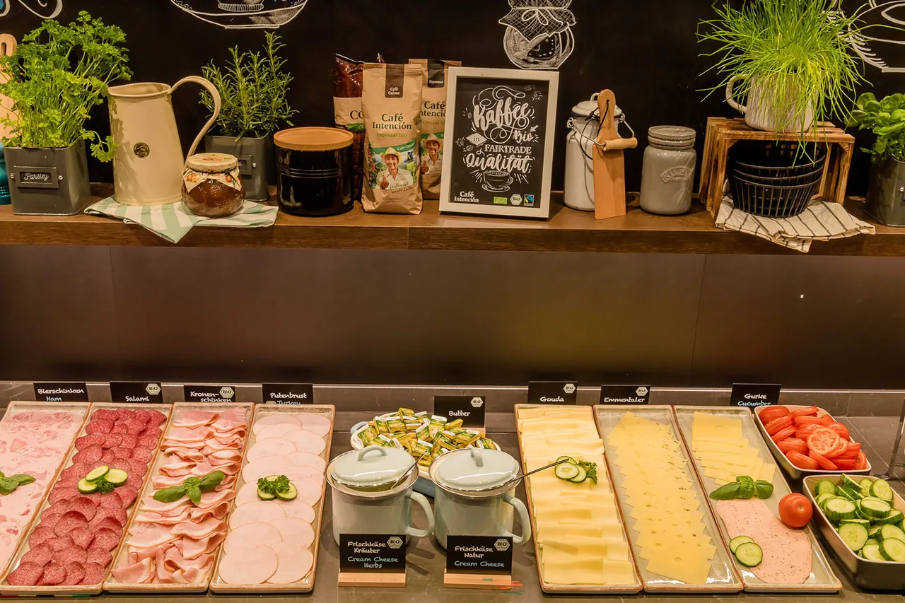 Motel One Amsterdam-Waterlooplein — rooms and atmosphere
