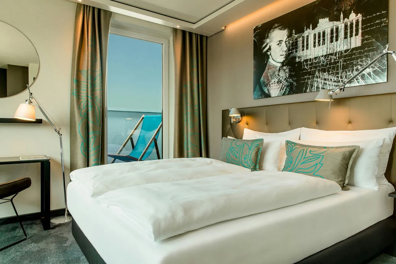 Motel One Salzburg-Mirabell — rooms and atmosphere