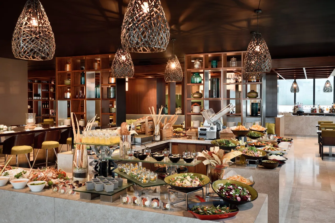 Mövenpick Hotel Colombo — rooms and atmosphere