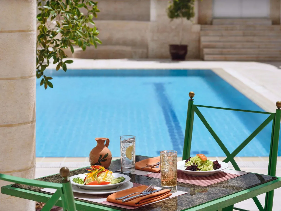 Mövenpick Resort Petra — rooms and atmosphere