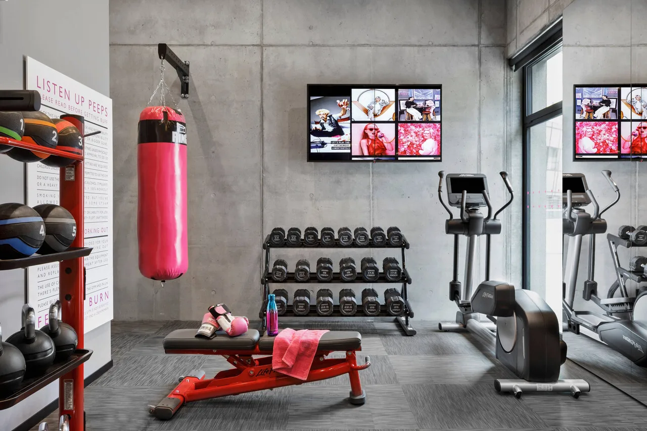 Moxy Kaunas Center — ภาพห้องพักและบรรยากาศ
