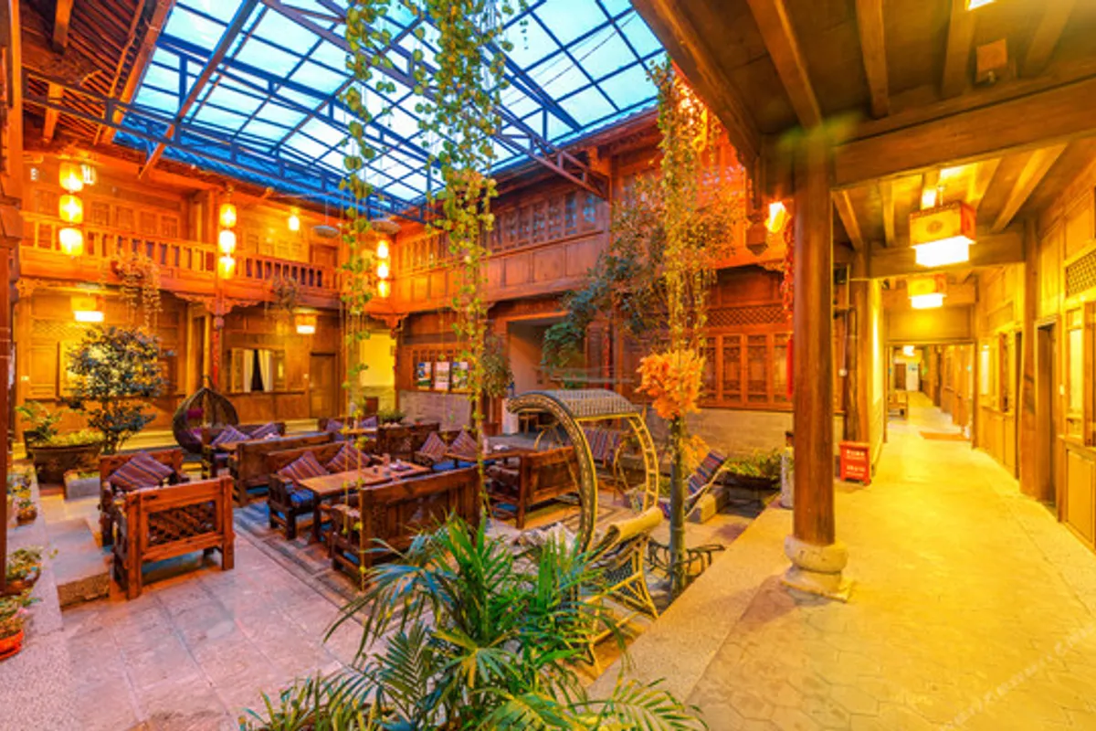 Mu Shi Yuan Inn Lijiang — rooms and atmosphere
