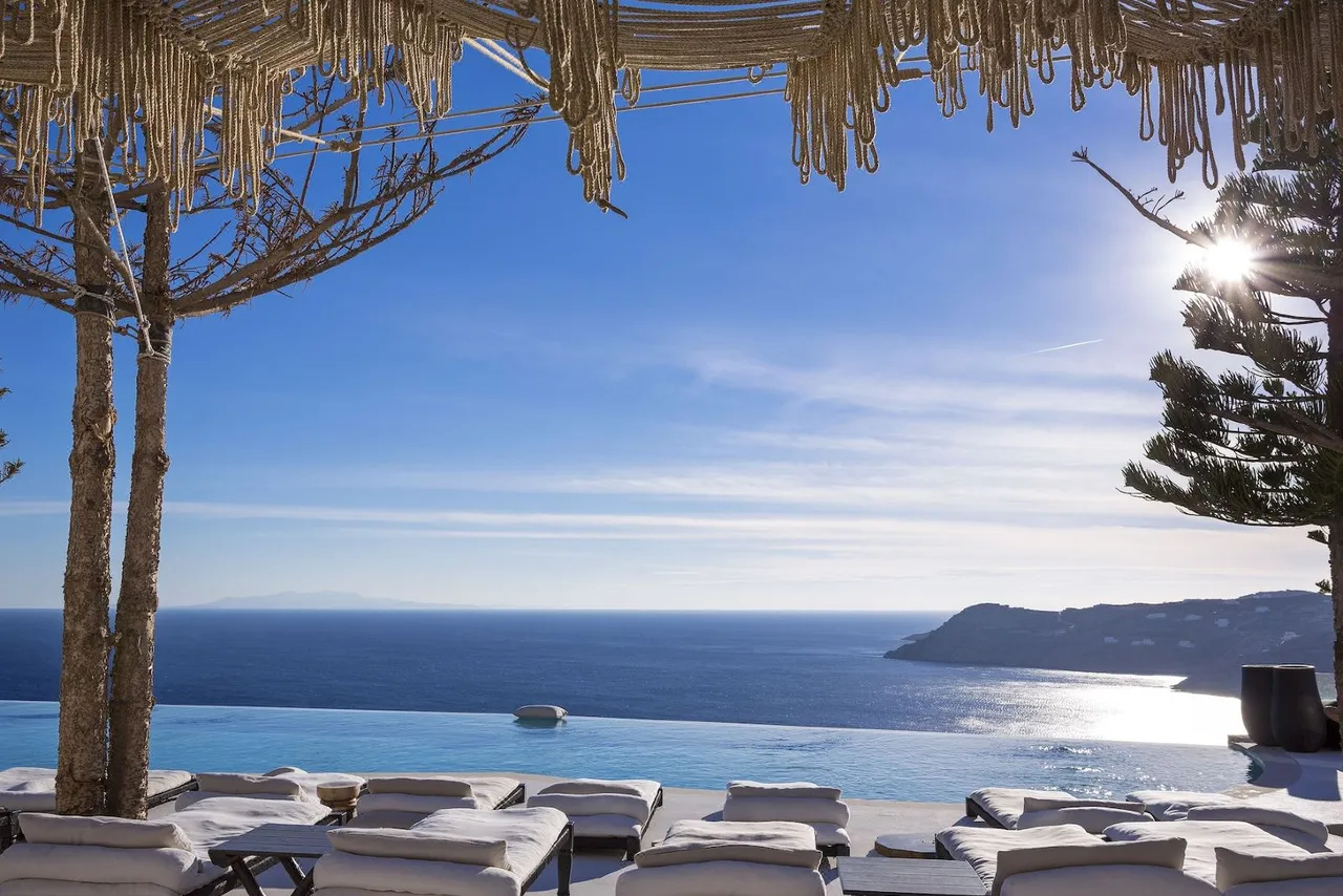 Myconian Utopia Relais & Chateaux — rooms and atmosphere