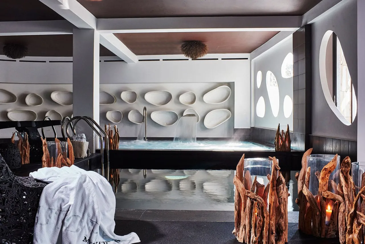 Myconian Utopia Relais & Chateaux — rooms and atmosphere
