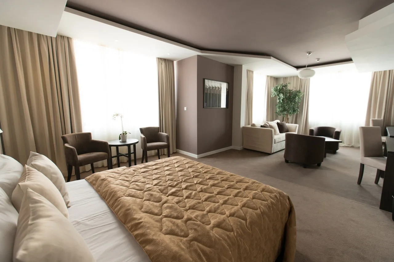 New City Hotel & Restaurant Nis — ภาพห้องพักและบรรยากาศ