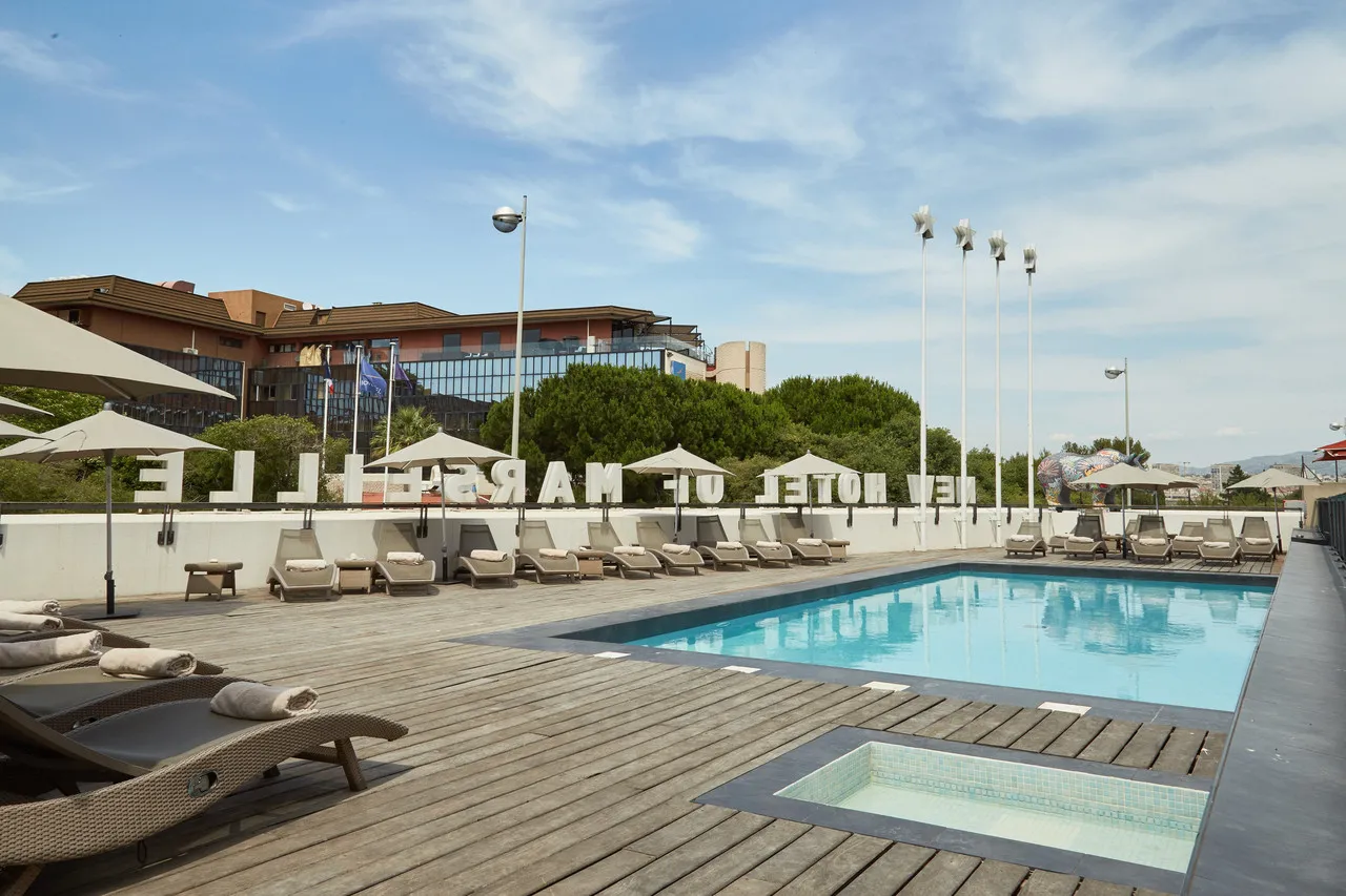 New Hotel Saint Charles — ภาพห้องพักและบรรยากาศ