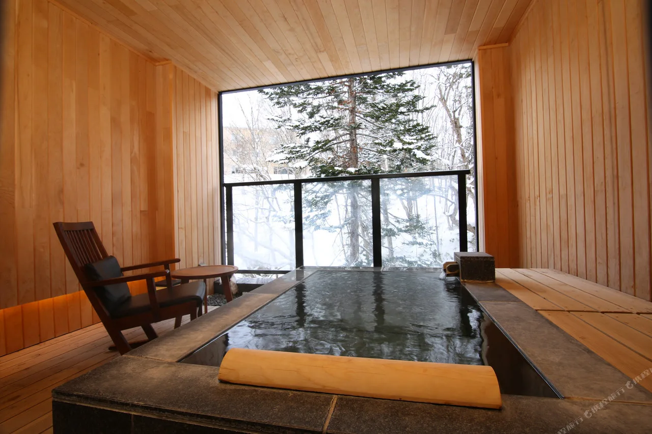 Niseko Konbu Onsen Tsuruga Besso Moku No Sho — rooms and atmosphere