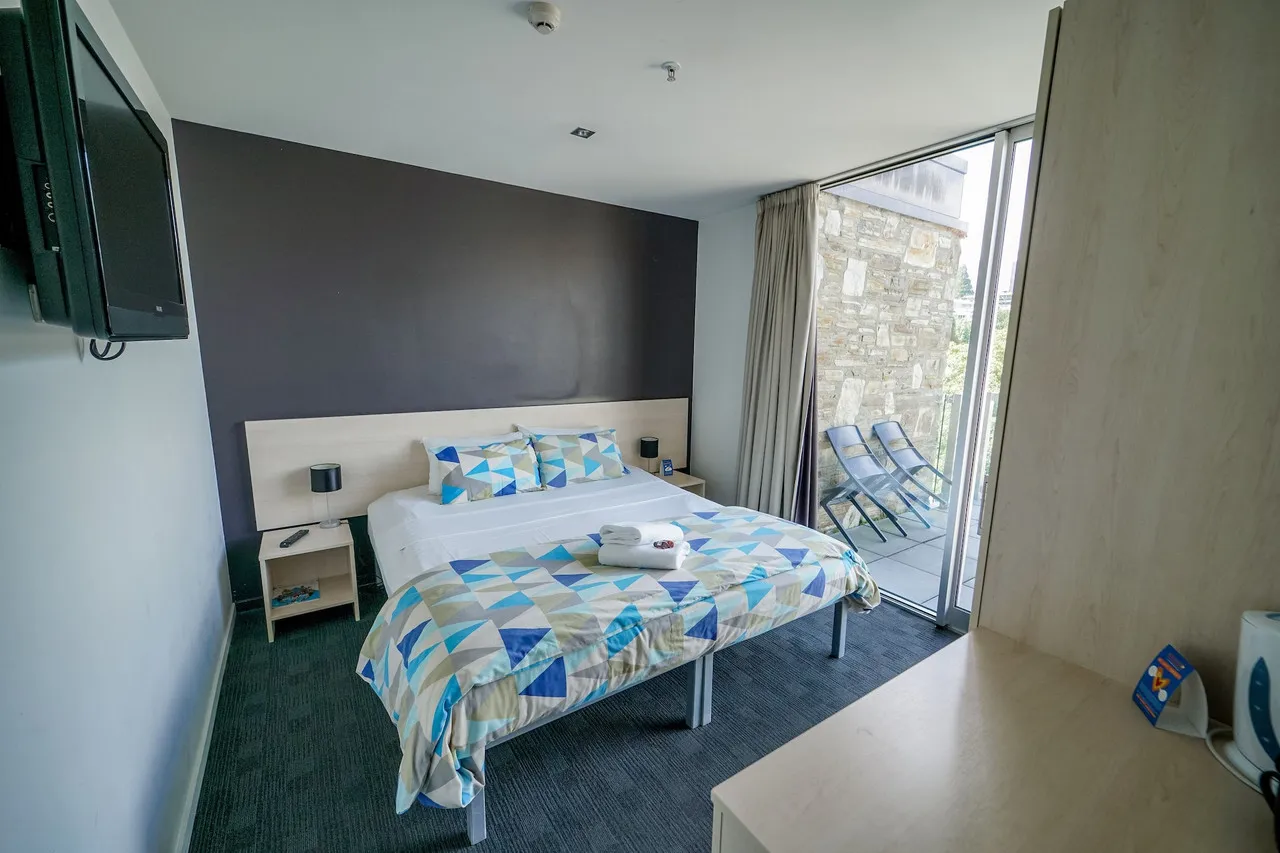 Nomads Queenstown Backpackers — rooms and atmosphere