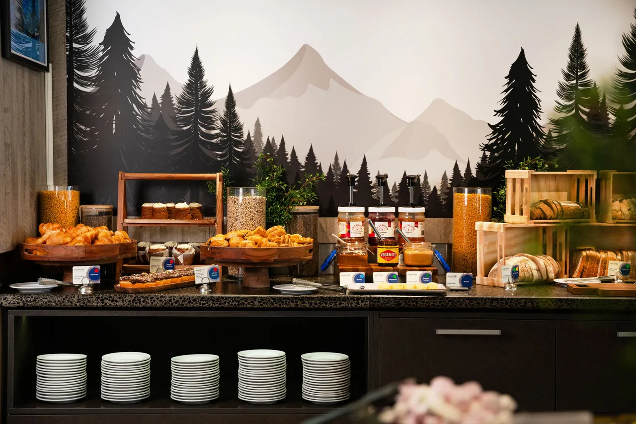 Novotel Queenstown Lakeside — rooms and atmosphere