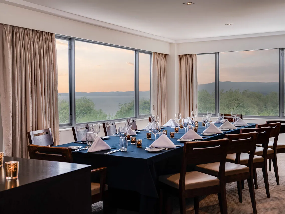 Novotel Rotorua Lakeside — rooms and atmosphere