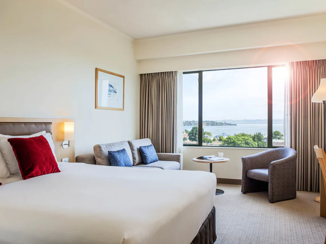 Novotel Rotorua Lakeside — rooms and atmosphere
