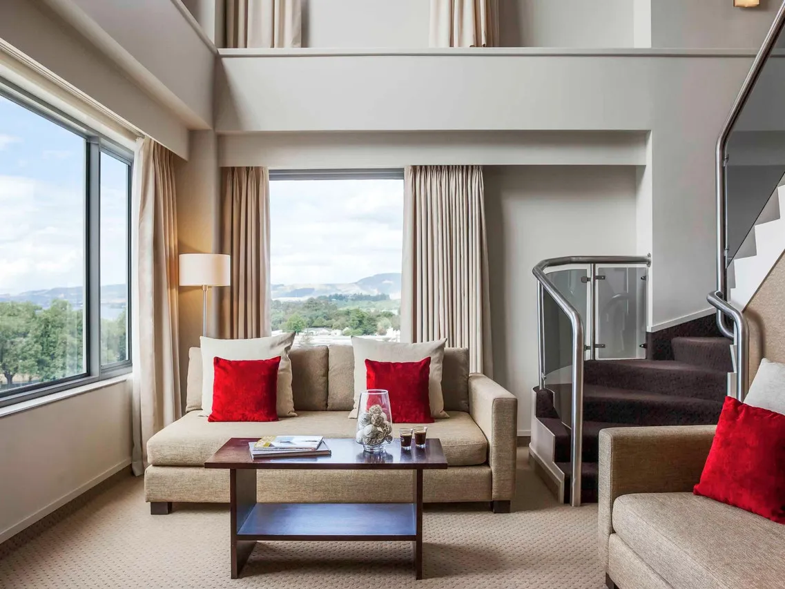 Novotel Rotorua Lakeside — rooms and atmosphere