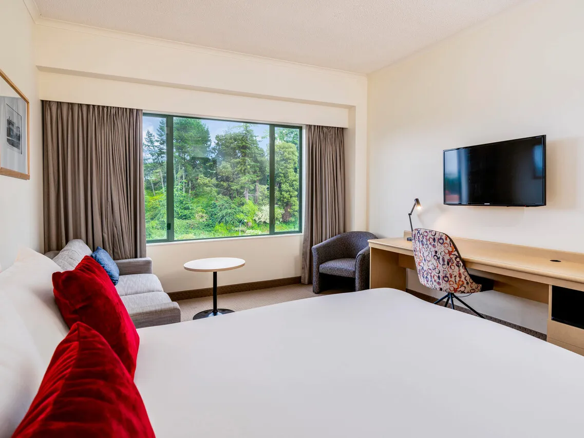 Novotel Rotorua Lakeside — rooms and atmosphere