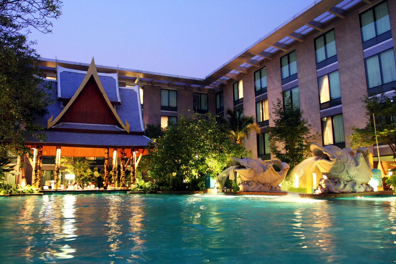 Novotel Bangkok Suvarnabhumi Airport — rooms and atmosphere